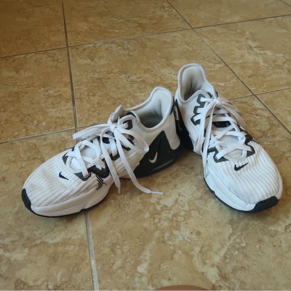 Nike LeBron Witness 6 TB Court Shoes - Picture 3 of 8